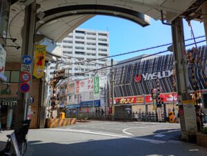 再開発により変わりゆくハッピーロード大山を歩き、中心部にできたタワマン「クロス大山」を仰ぎ見てきました。「クロス大山」「高架化」「補道26号線